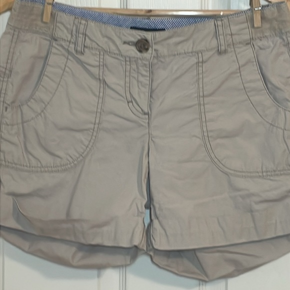 Tommy Hilfiger 2010s Khaki Shorts, low rise , 2 - Picture 2 of 7